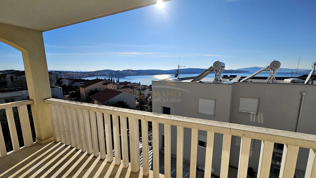 Appartamento trilocale a Okrug Gornji/Čiovo con ampia terrazza, garage e vista mare